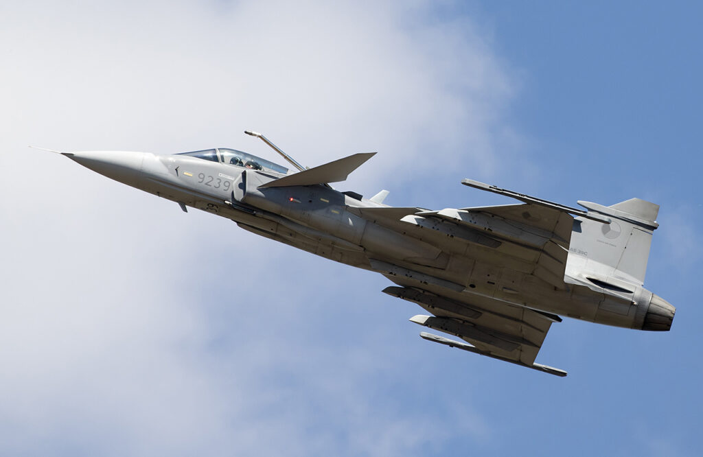 Saab Gripen's advantages over modern fighters