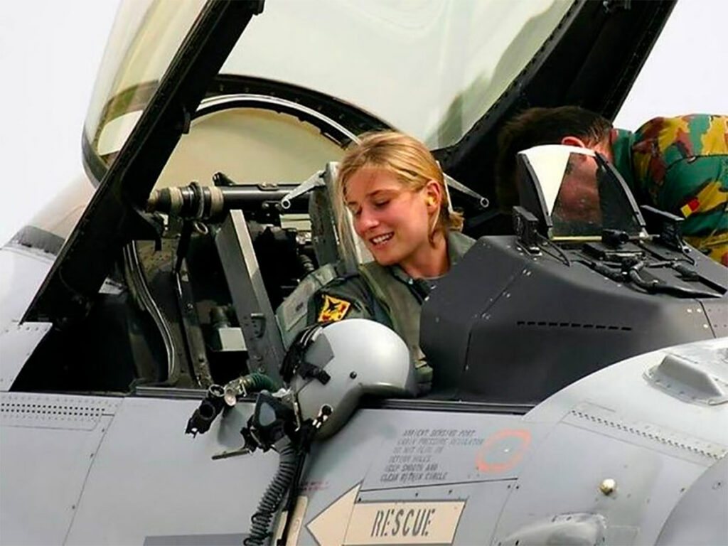 Close-range combat training for fighter pilots