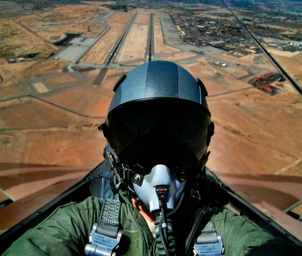 Managing total electronic failure: training fighter pilots