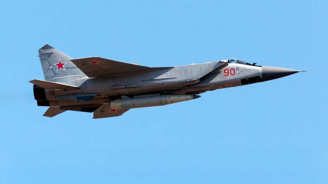 MiG-31K-Zapad Zapad-2025: MiG-31Ks and Kinzhals on display over the Barents Sea