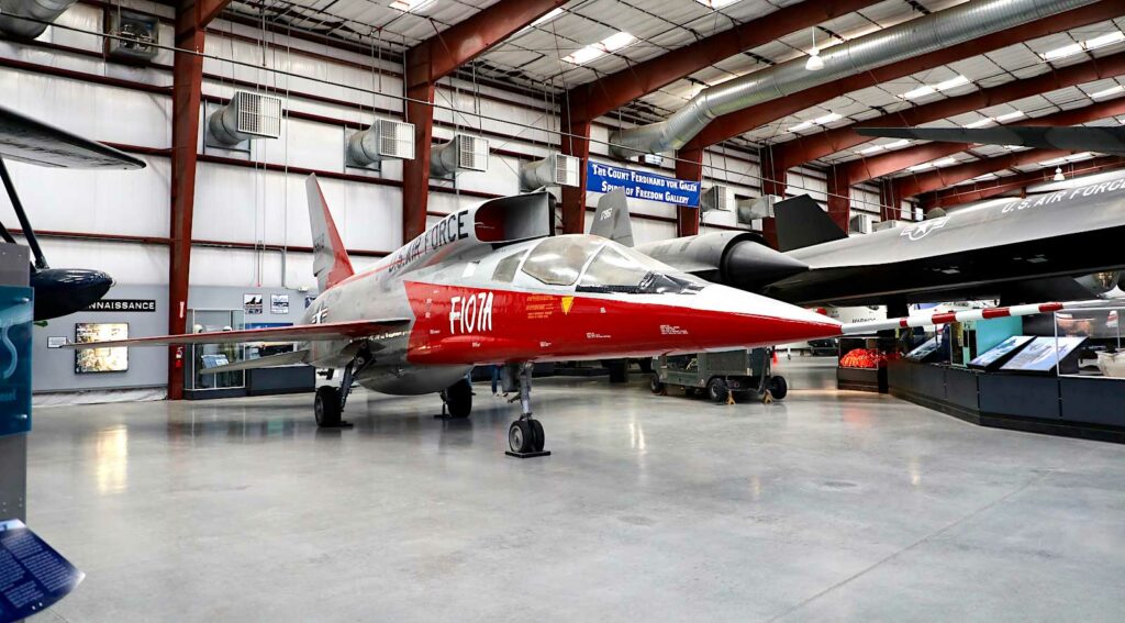 The bold gamble of the YF-107: the VAID dorsal air intake